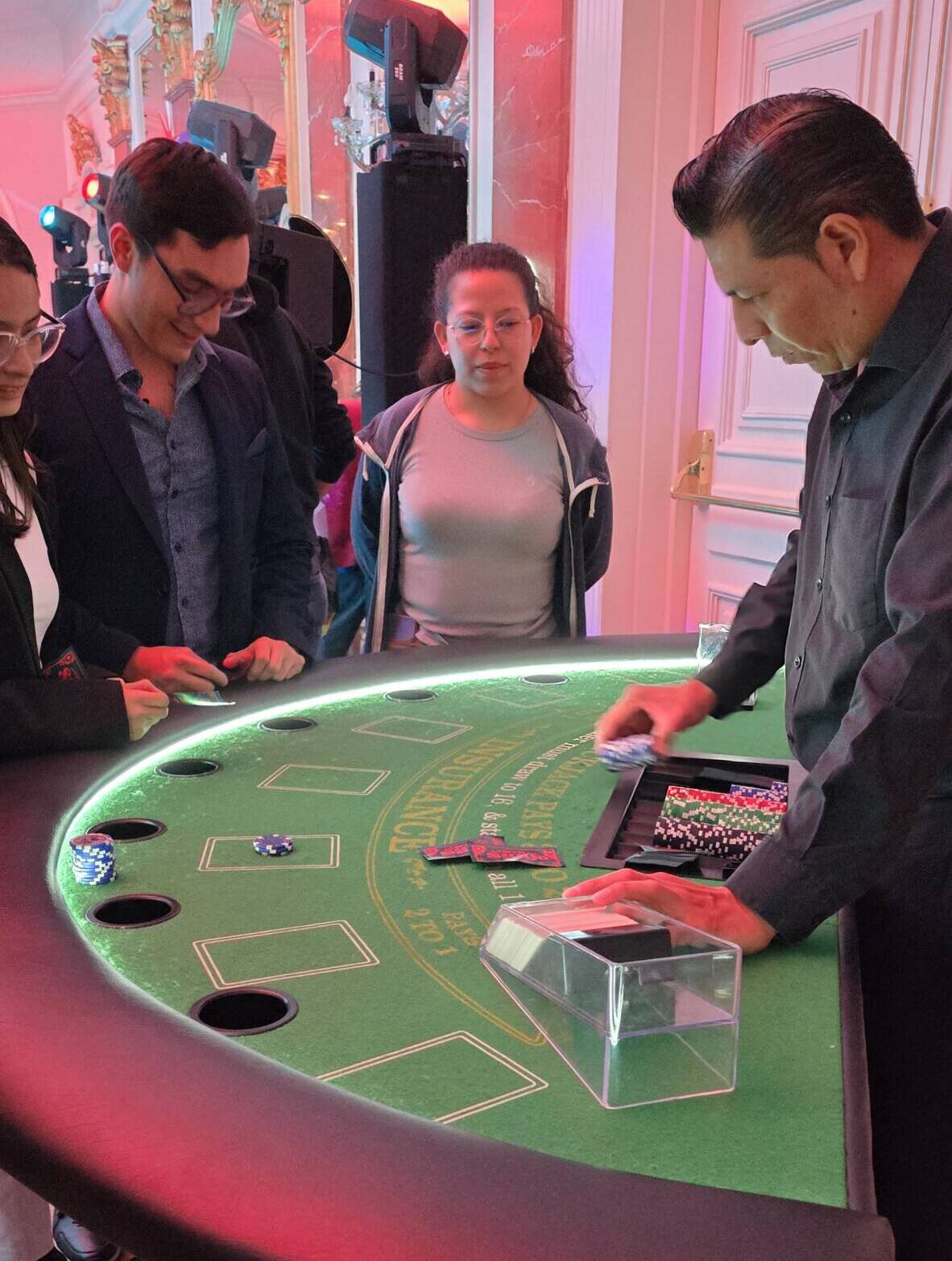 Ideas para convivio de fin de año: croupier y colaboradores en mesa de blackjack durante evento corporativo