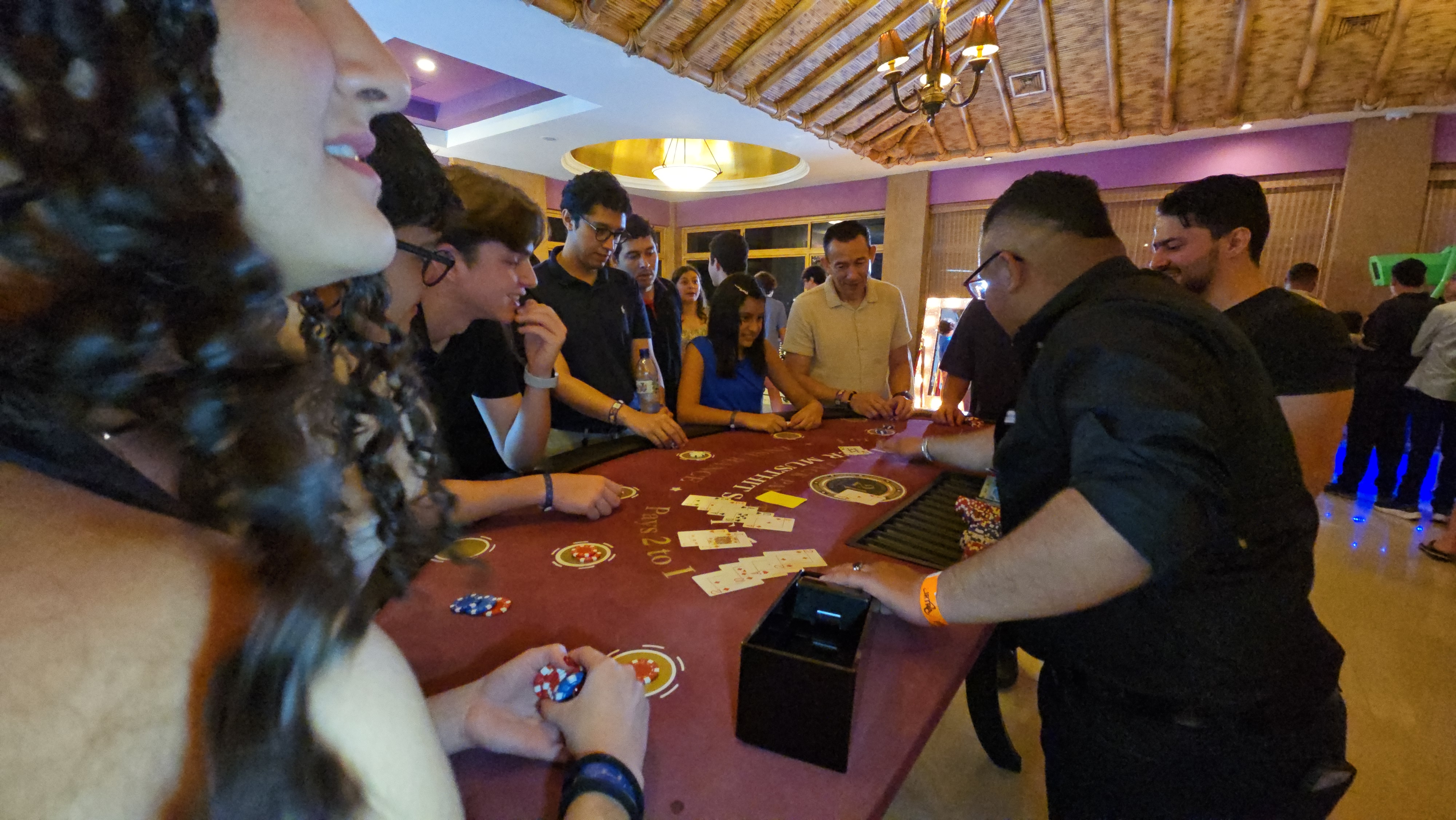 Colaboradores jugando blackjack en fiesta de casino