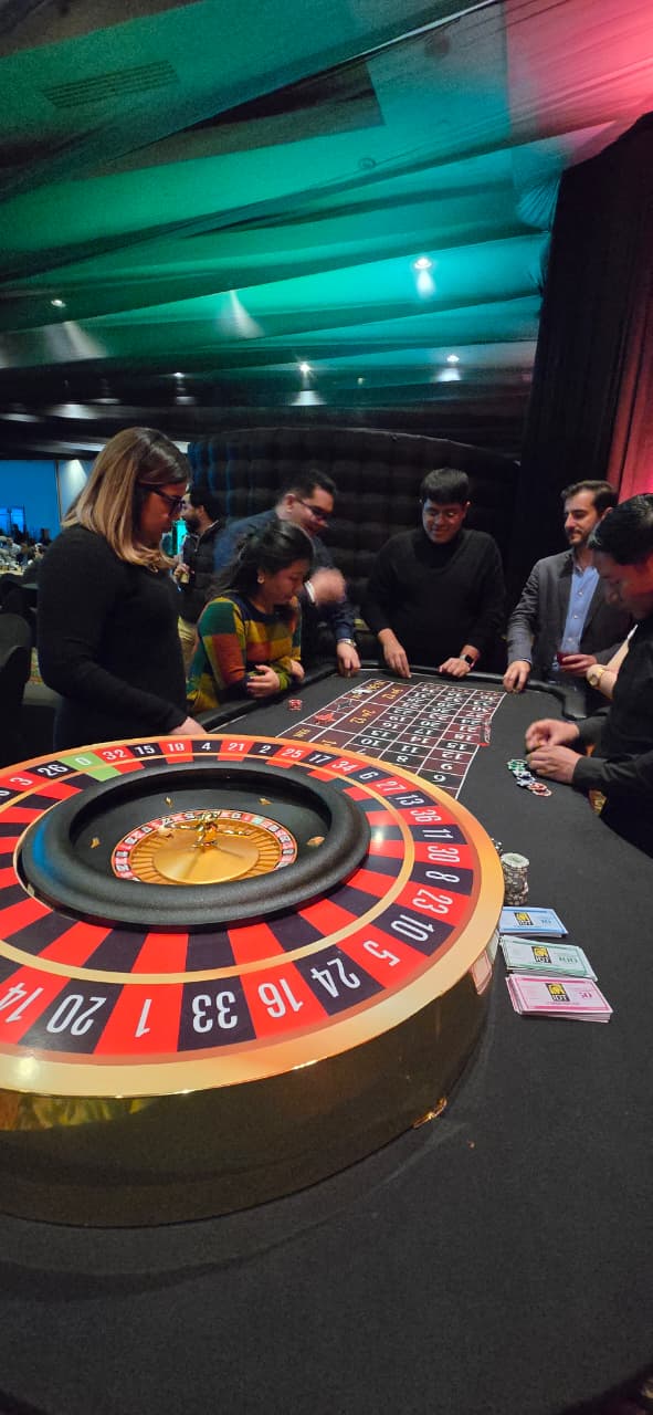 Convivio de fin de año con mesa de ruleta en Guatemala